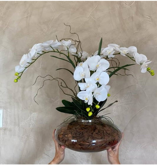 Arranjo com orquídea branca no vaso de vidro